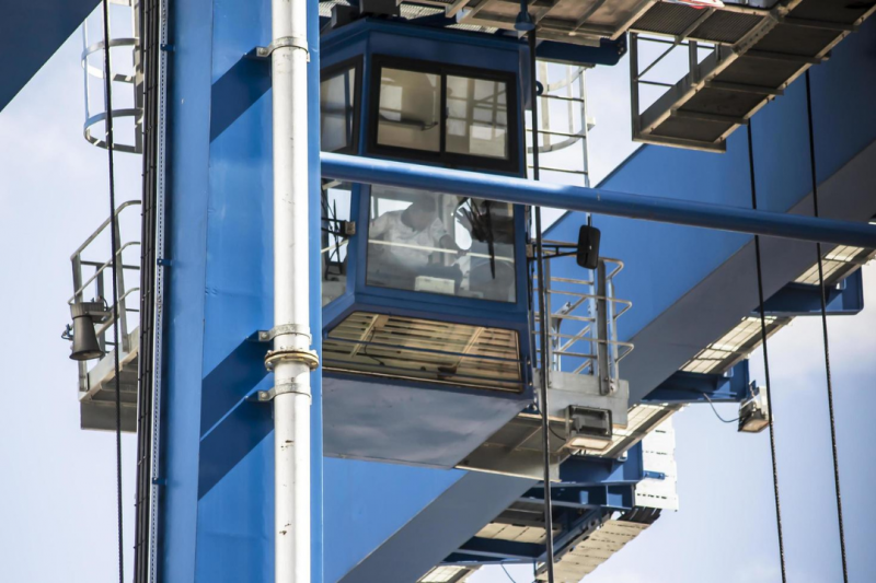 Plataforma Elevatória Pequena: Versatilidade e Segurança