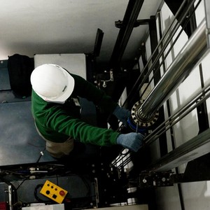 Empresa de manutenção em elevador monta carga